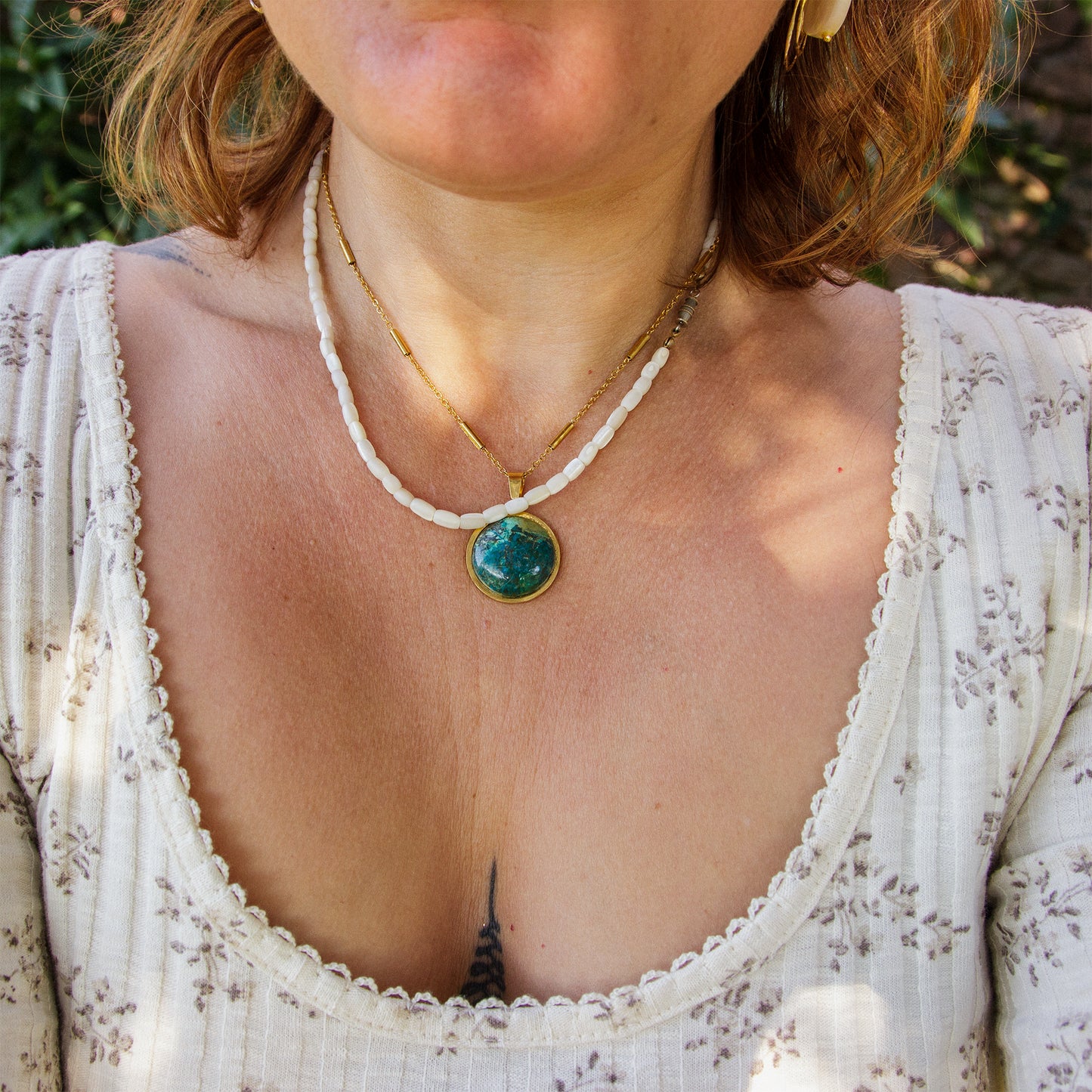 Collier en acier inoxydable doré et pendentif chrysocolle (20mm) - caurisandco
