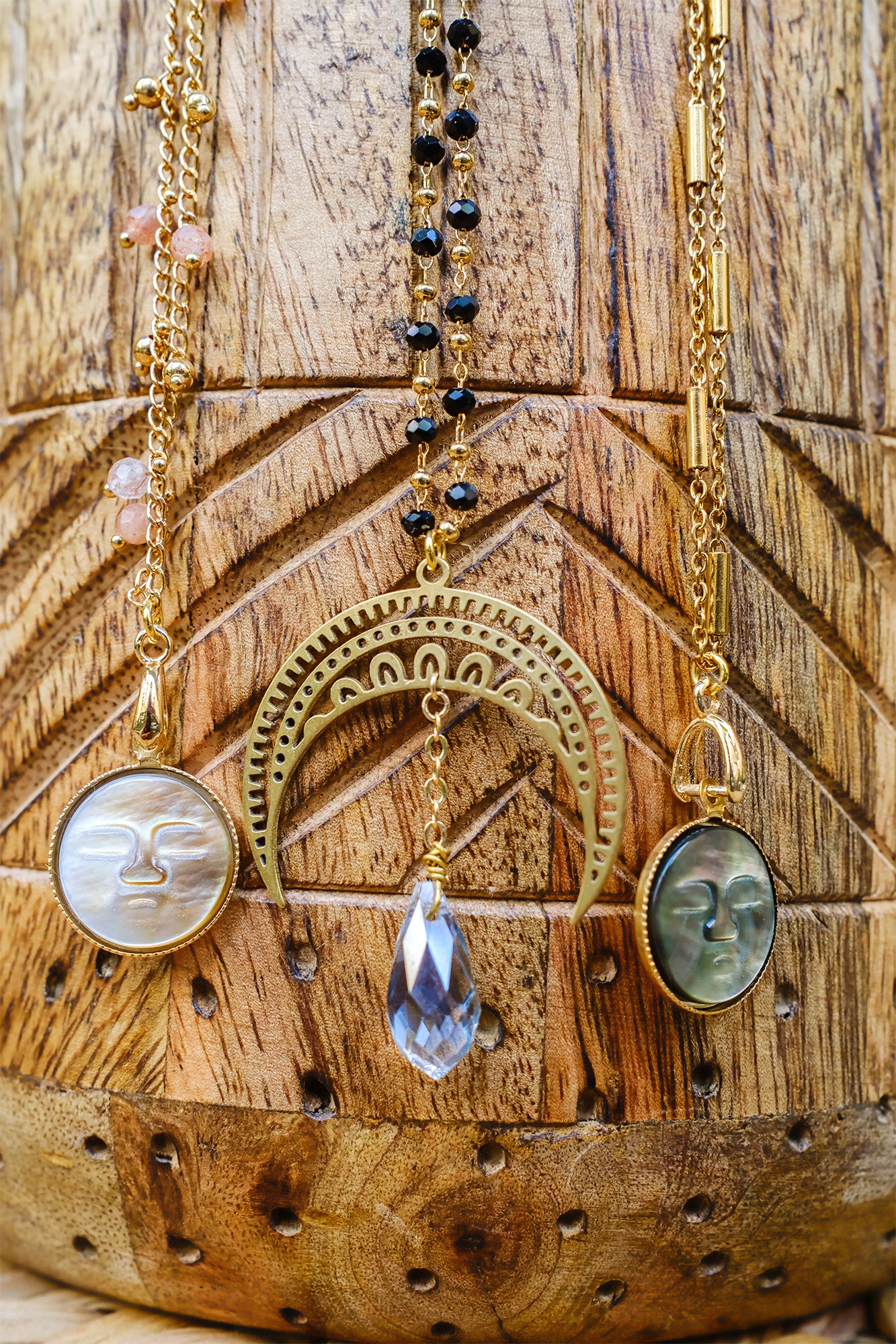 Collier en acier inoxydable en perles noire et pendentif lune et goutte en cristal - caurisandco