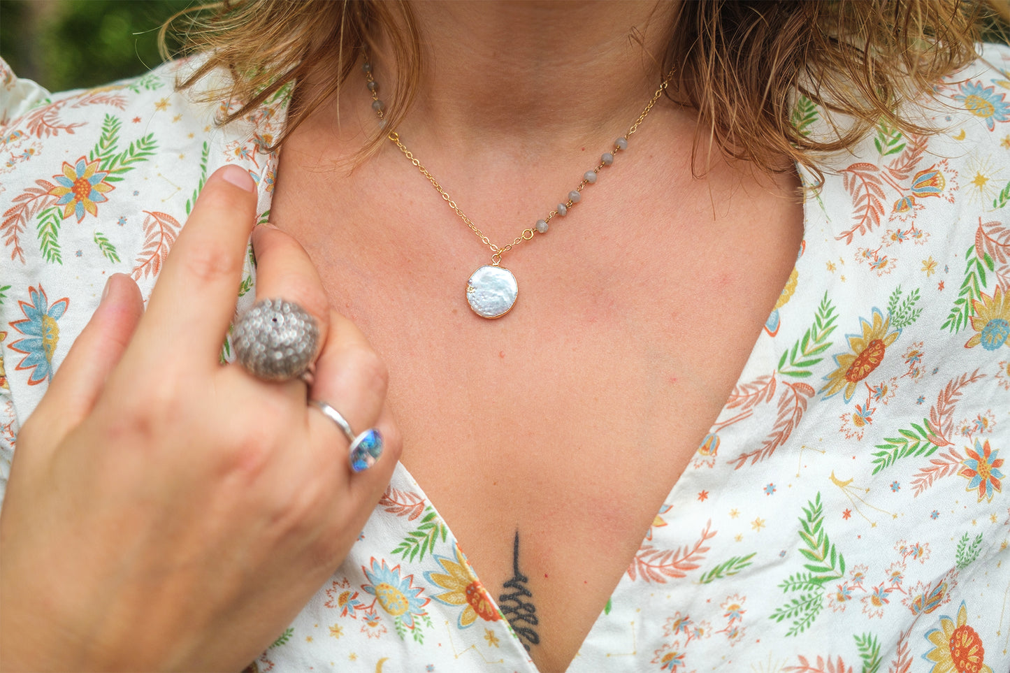 Collier pendentif en nacre de 25mm de diametre chaine en acier inoxydable - caurisandco