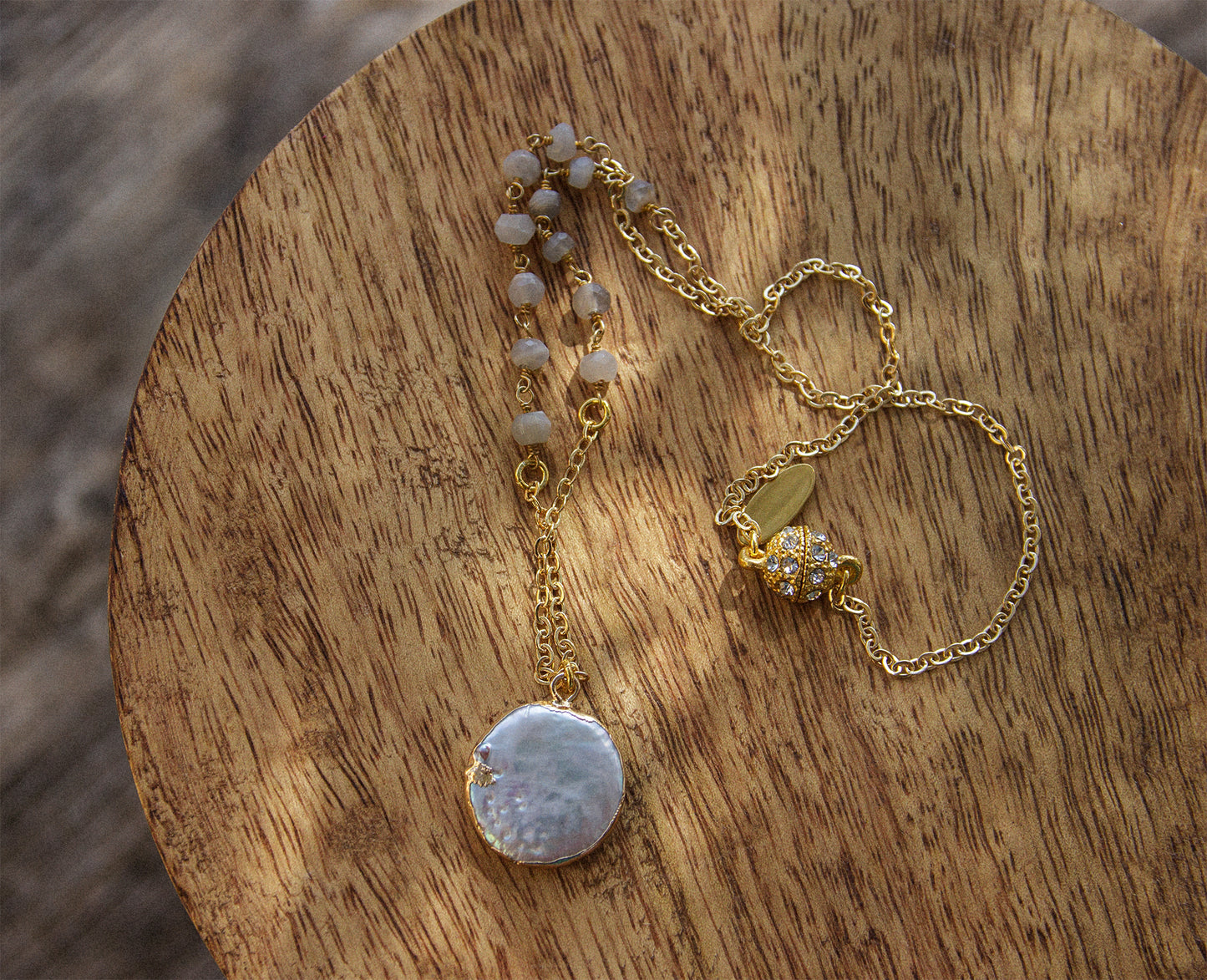 Collier pendentif en nacre de 25mm de diametre chaine en acier inoxydable - caurisandco