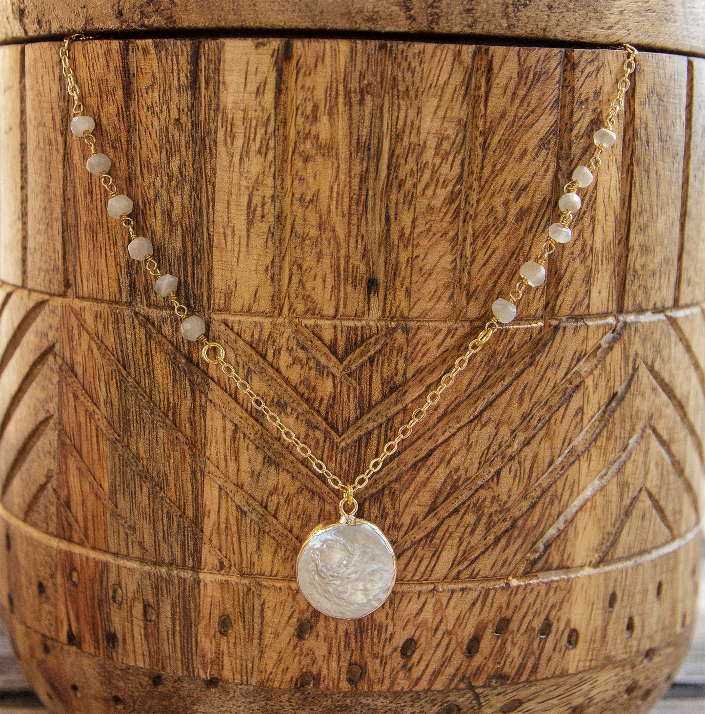 Collier pendentif en nacre de 25mm de diametre chaine en acier inoxydable - caurisandco