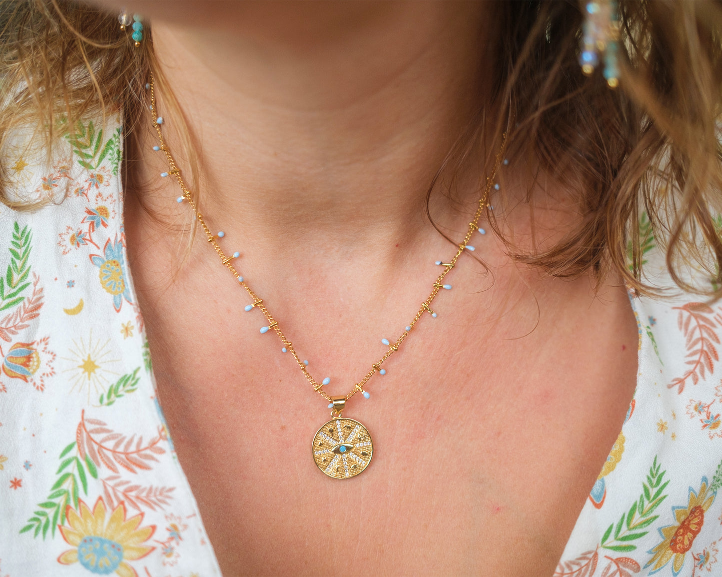 collier pendentif œil en acier inoxydable fin à sequins - caurisandco
