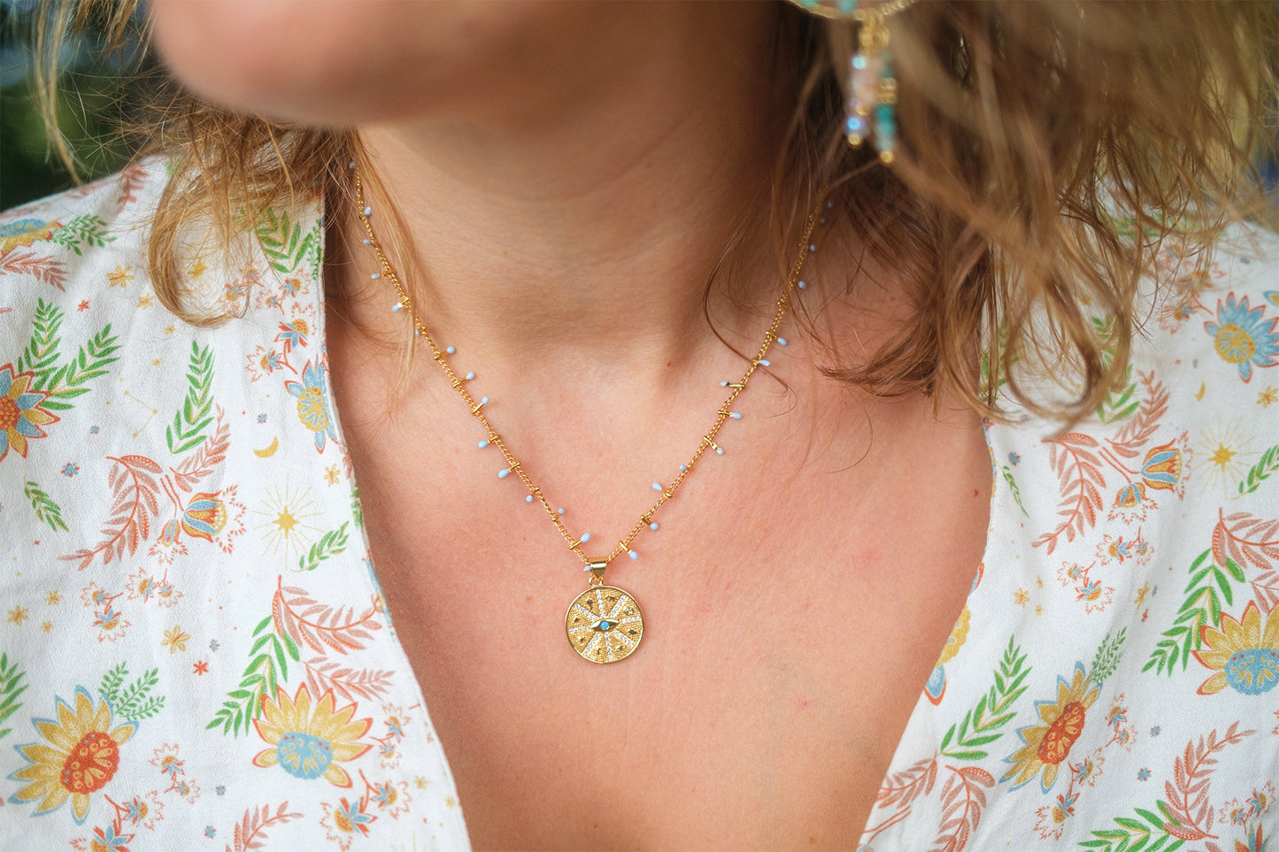 collier pendentif œil en acier inoxydable fin à sequins - caurisandco