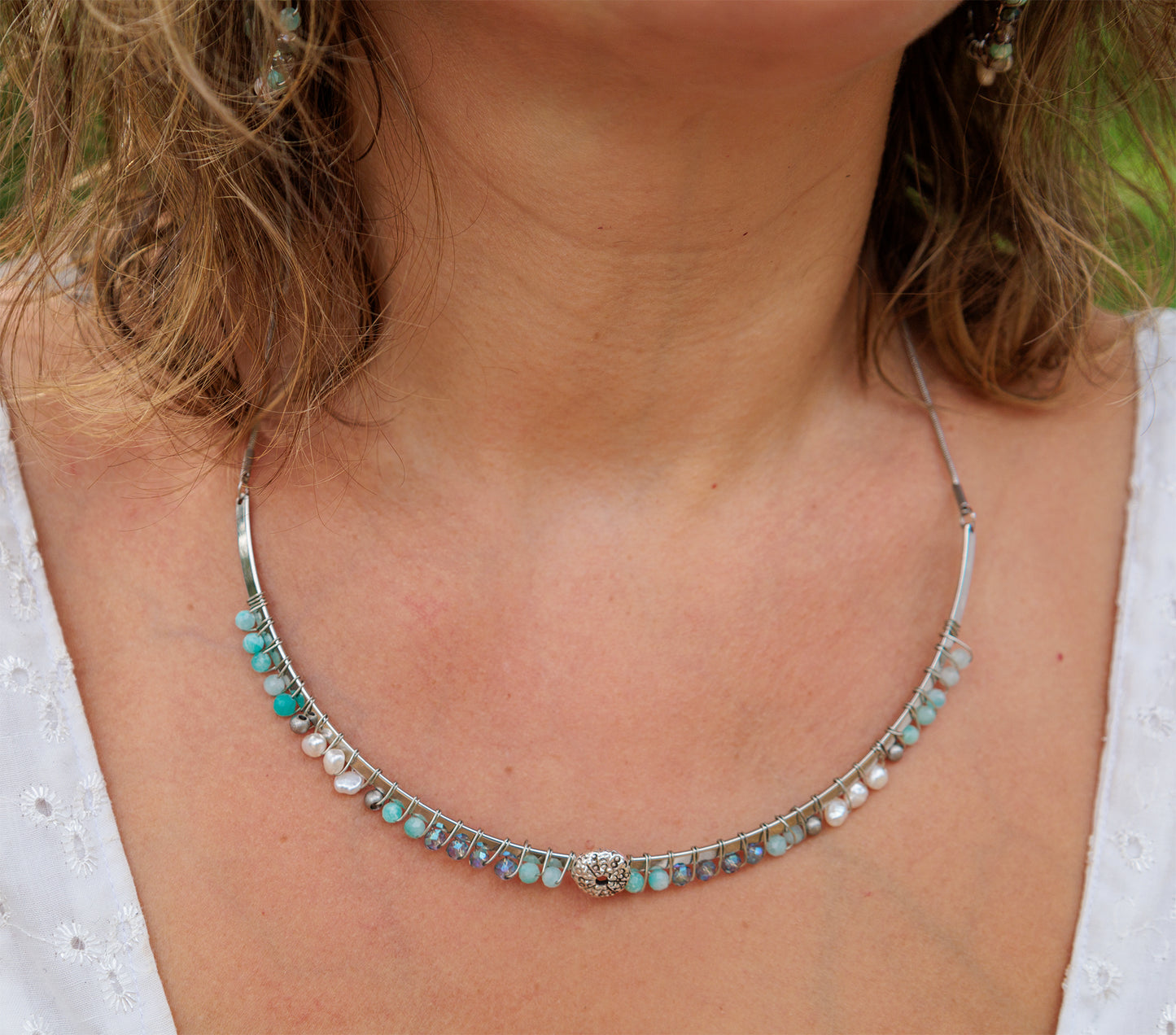 Collier femme torque tissée avec amazonite et perle en verre - caurisandco