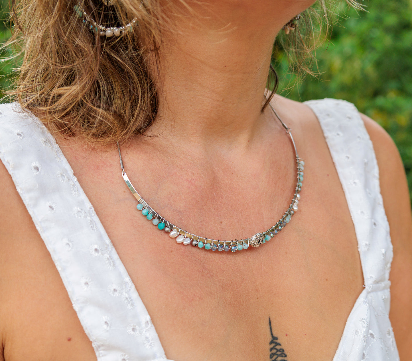 Collier femme torque tissée avec amazonite et perle en verre - caurisandco