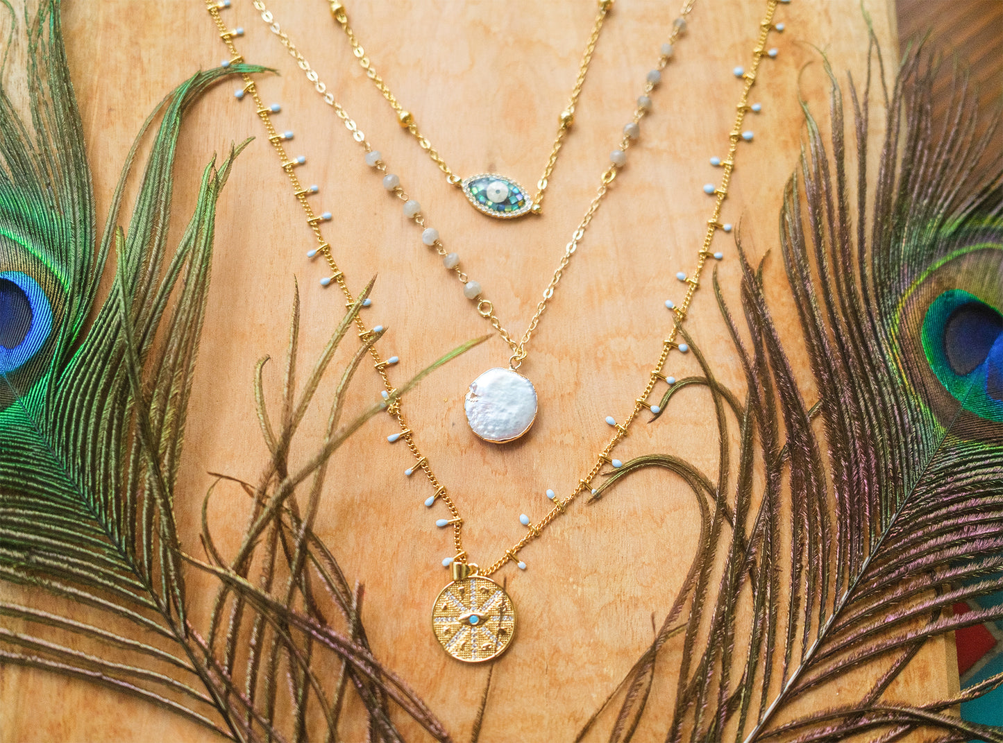 collier pendentif œil en acier inoxydable fin à sequins - caurisandco