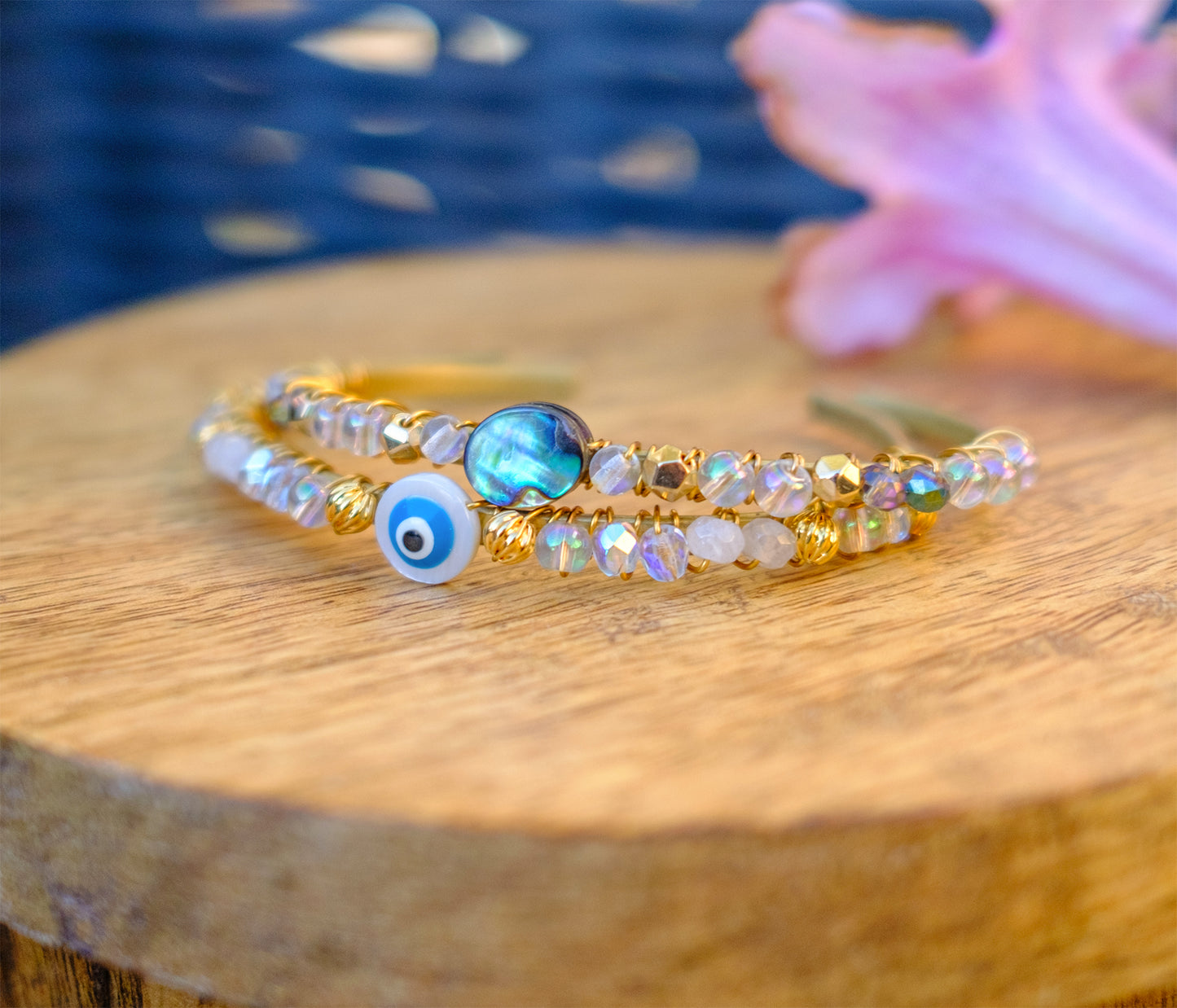 Jonc en laiton tissé abalone et perles en verre - caurisandco