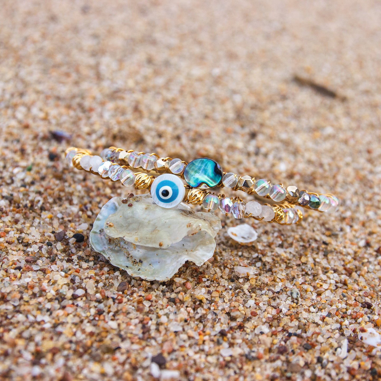 Jonc en laiton tissé abalone et perles en verre - caurisandco