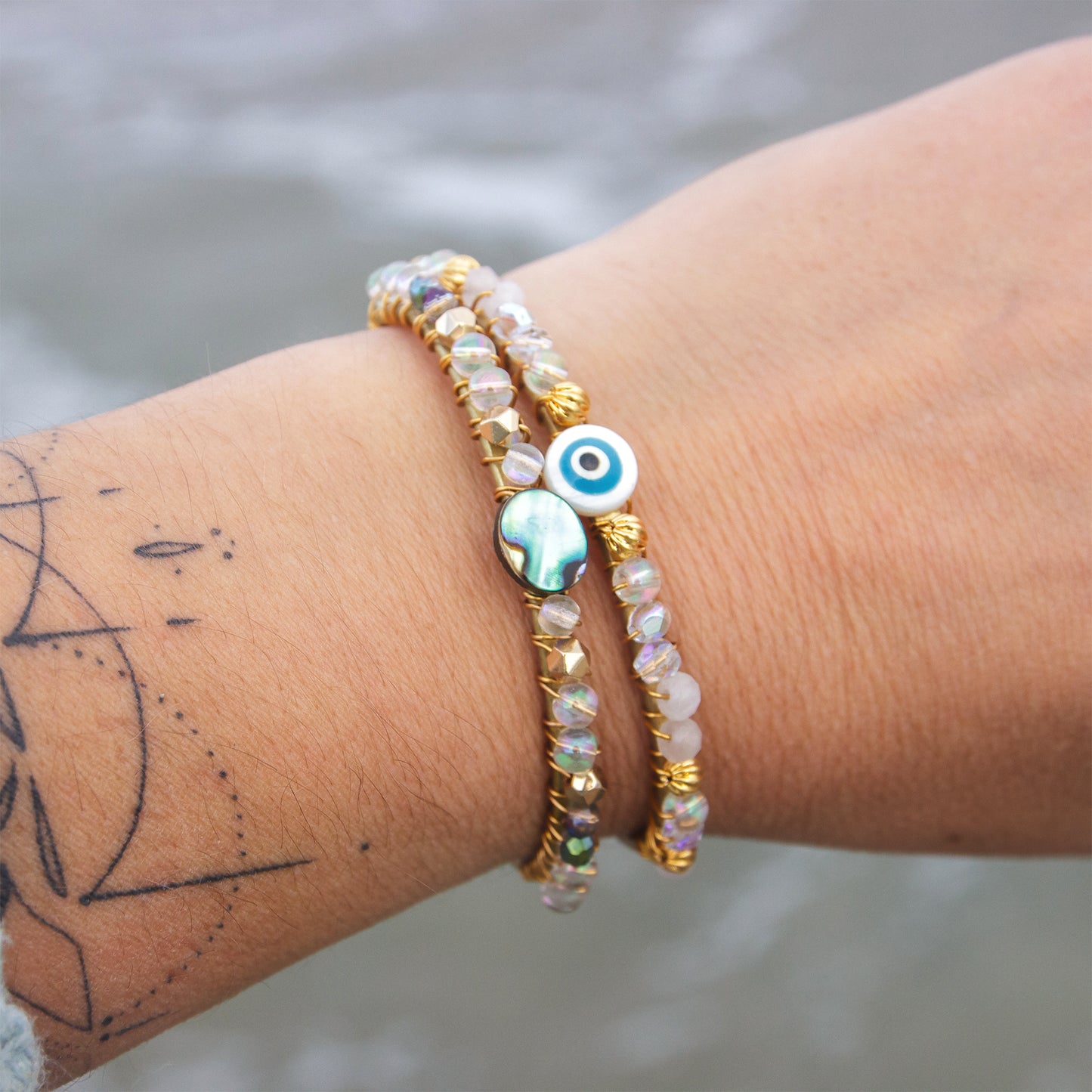 Jonc en laiton tissé oeil en nacre quartz rose et perles en verre - caurisandco