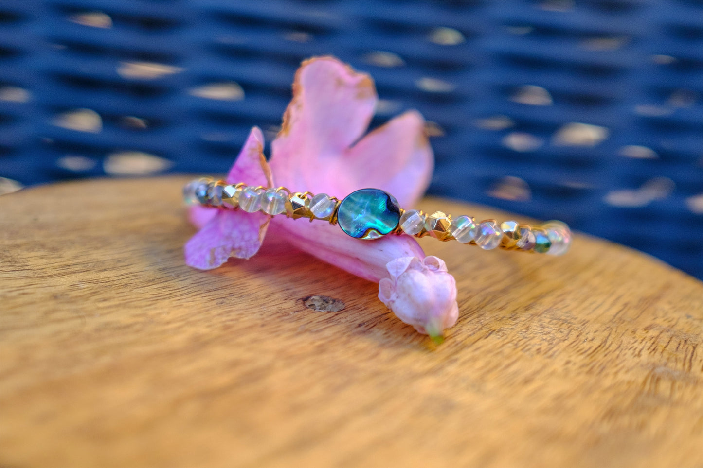 Jonc en laiton tissé abalone et perles en verre - caurisandco