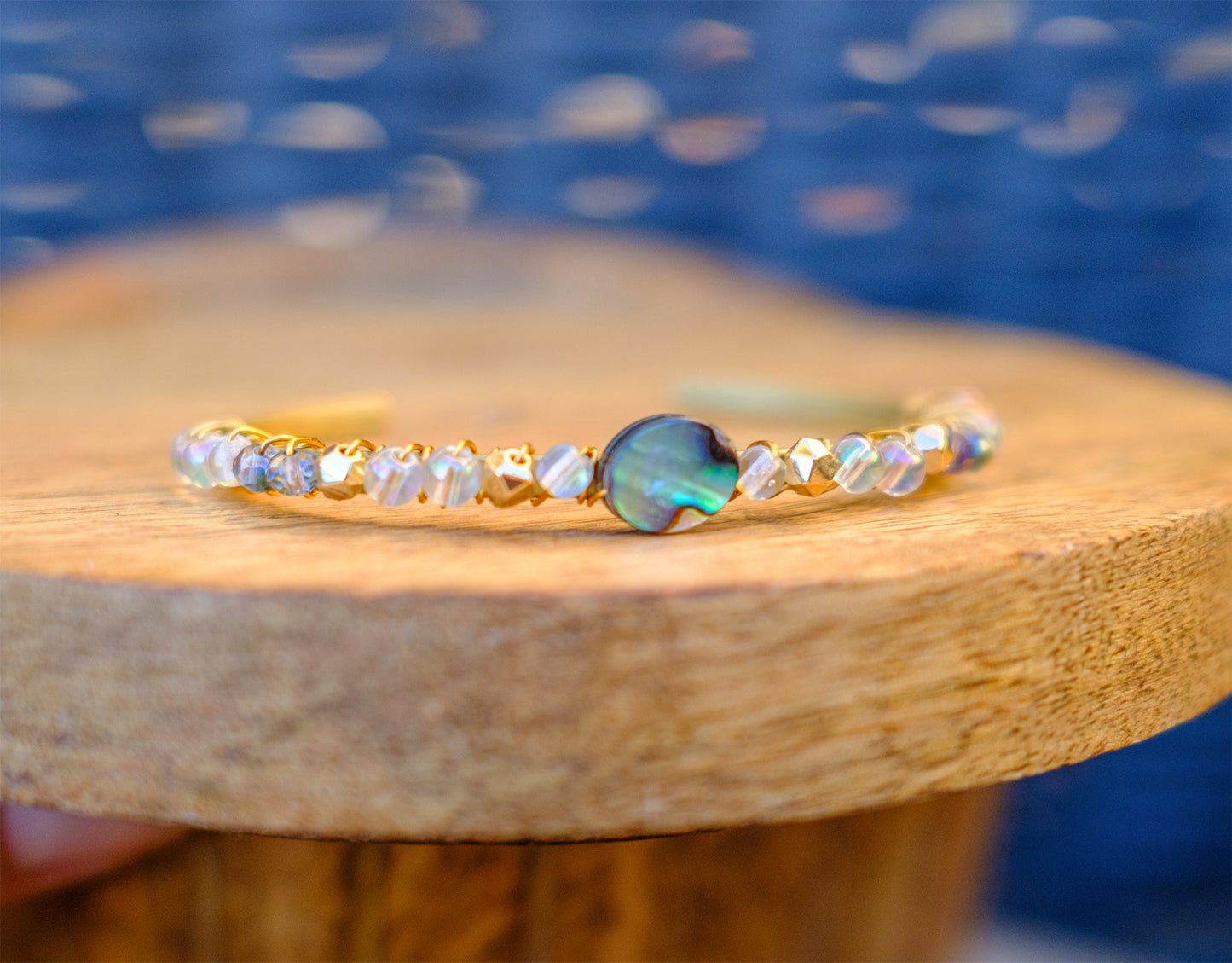 Jonc en laiton tissé abalone et perles en verre - caurisandco