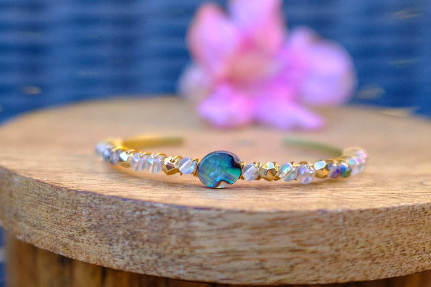 Jonc en laiton tissé abalone et perles en verre - caurisandco