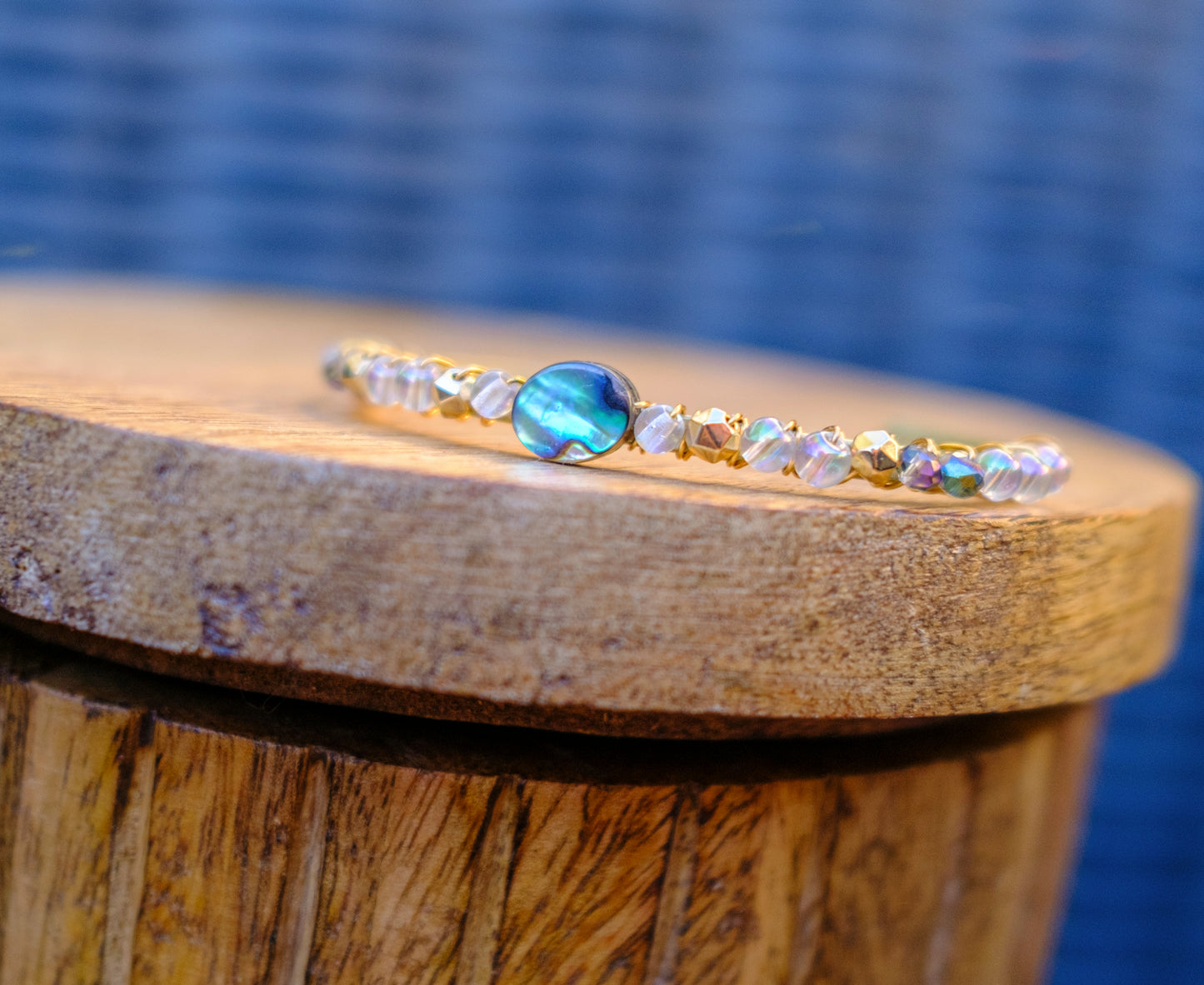 Jonc en laiton tissé abalone et perles en verre - caurisandco