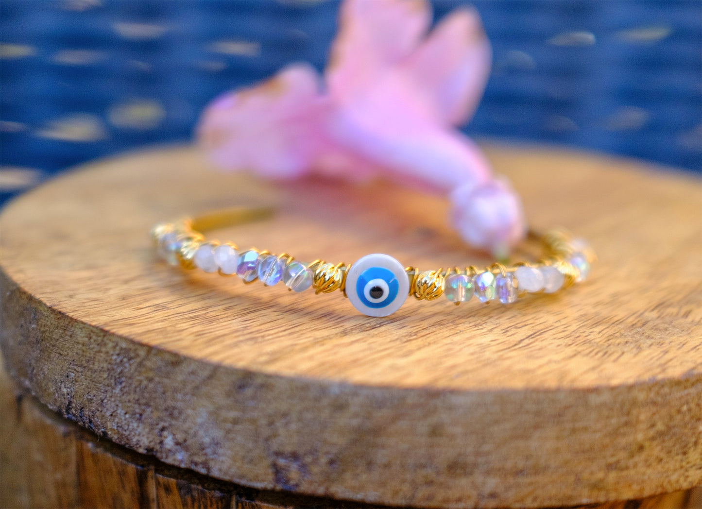 Jonc en laiton tissé oeil en nacre quartz rose et perles en verre - caurisandco