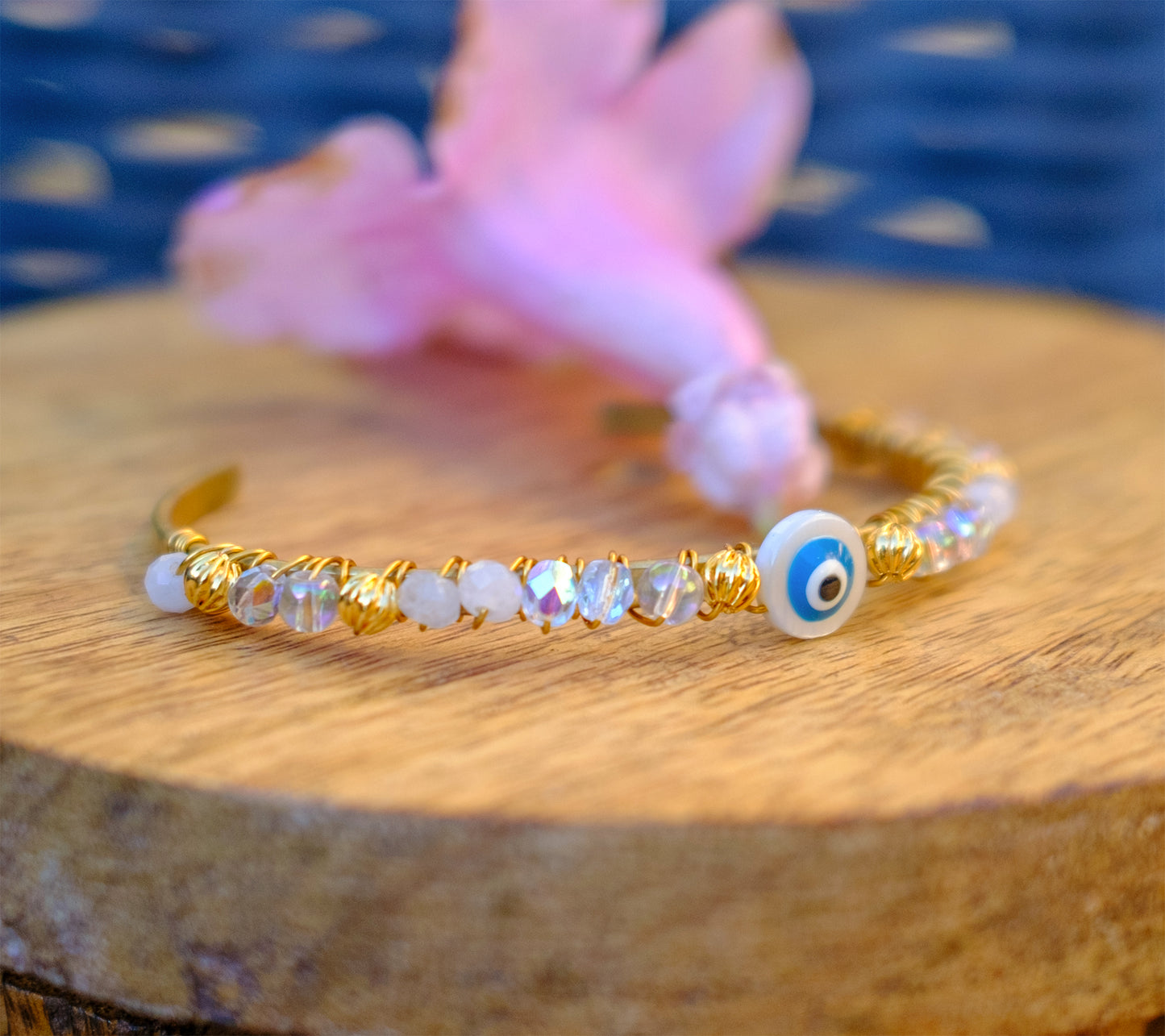 Jonc en laiton tissé oeil en nacre quartz rose et perles en verre - caurisandco