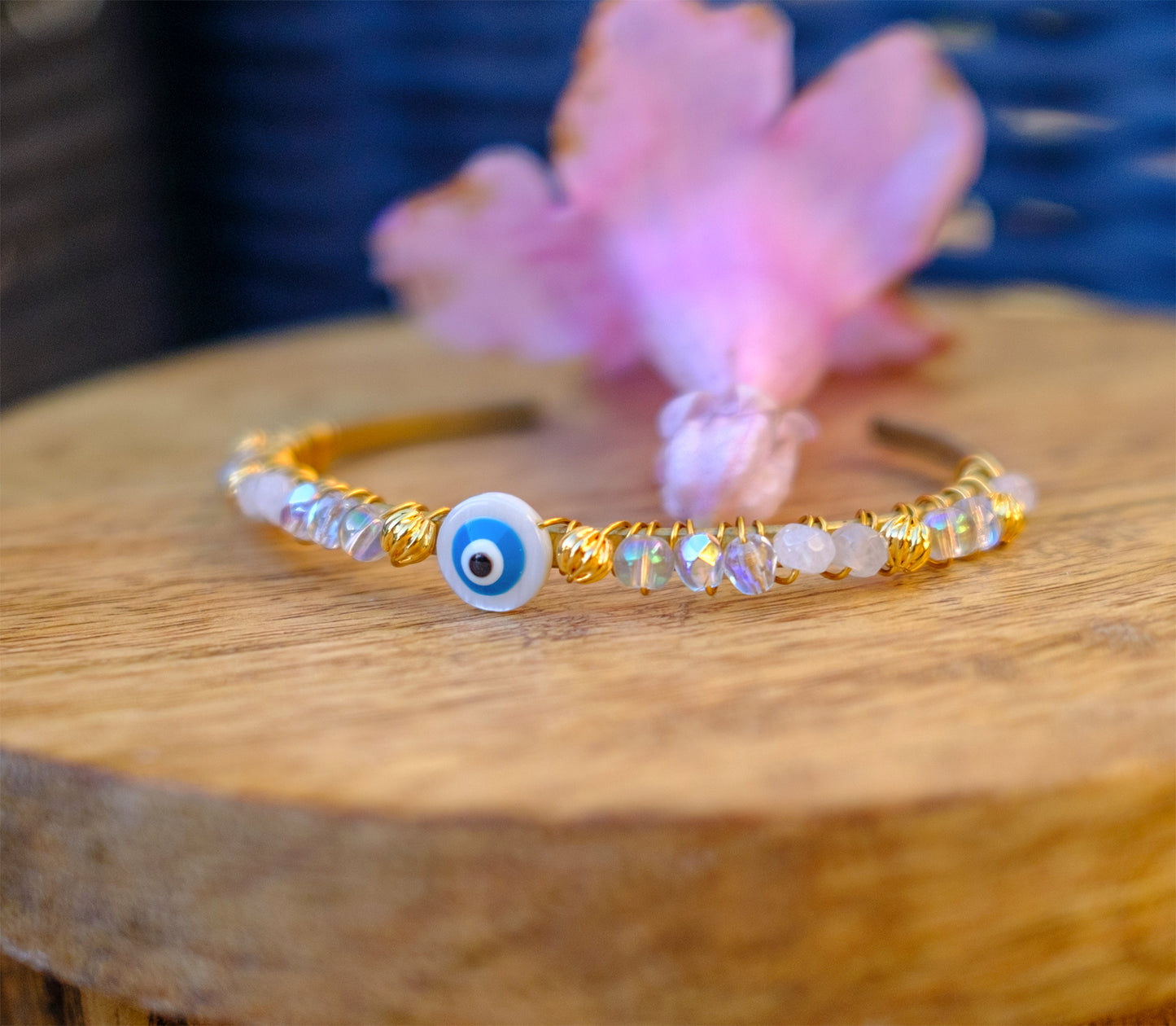 Jonc en laiton tissé oeil en nacre quartz rose et perles en verre - caurisandco