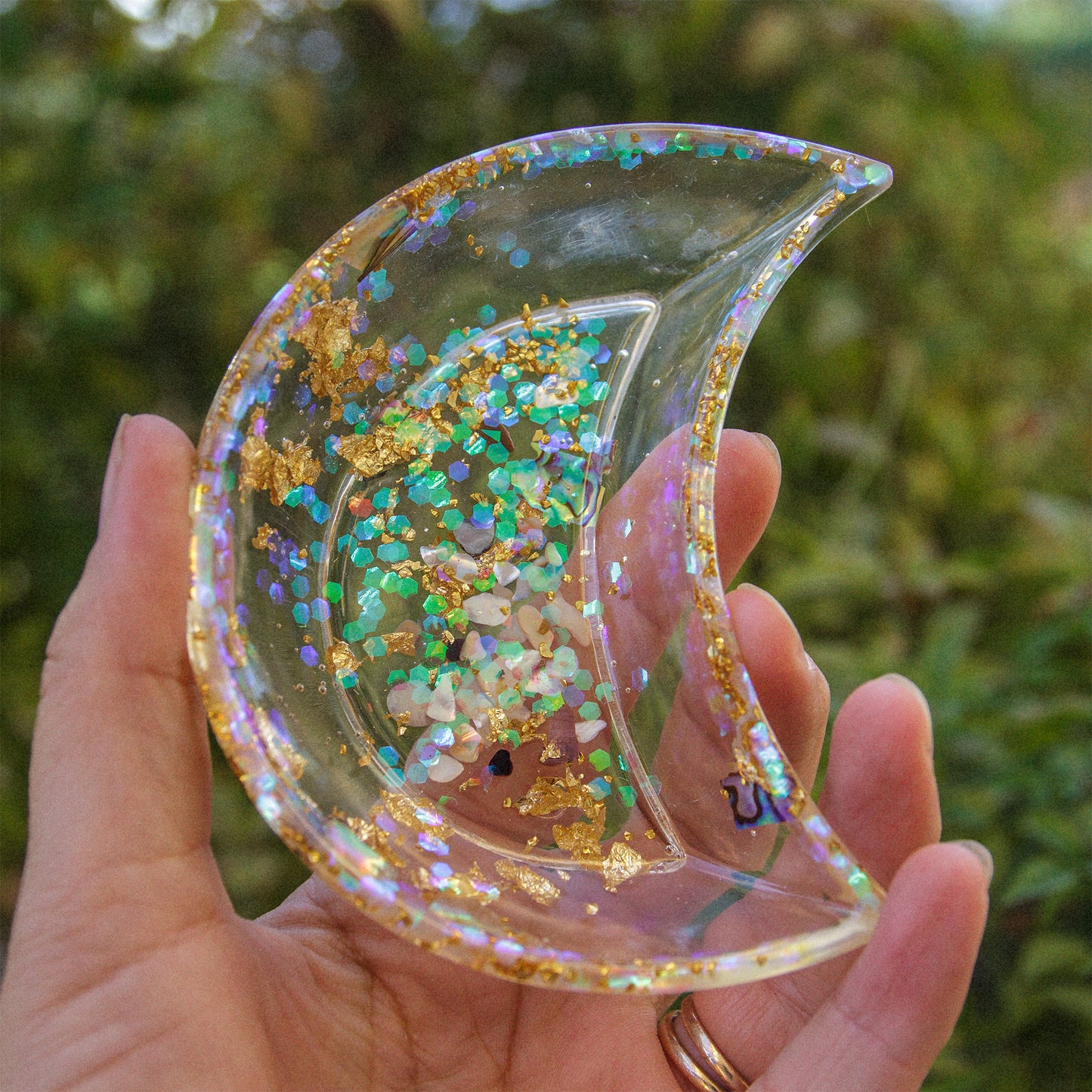 Coupelle lune en résine avec inclusion coquillage (porte bijou-savon ou vide poche) taille S (11*6.5) - caurisandco