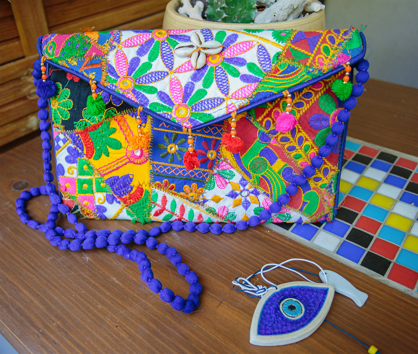 pochette indienne brodée avec coquillage (15*23) - caurisandco