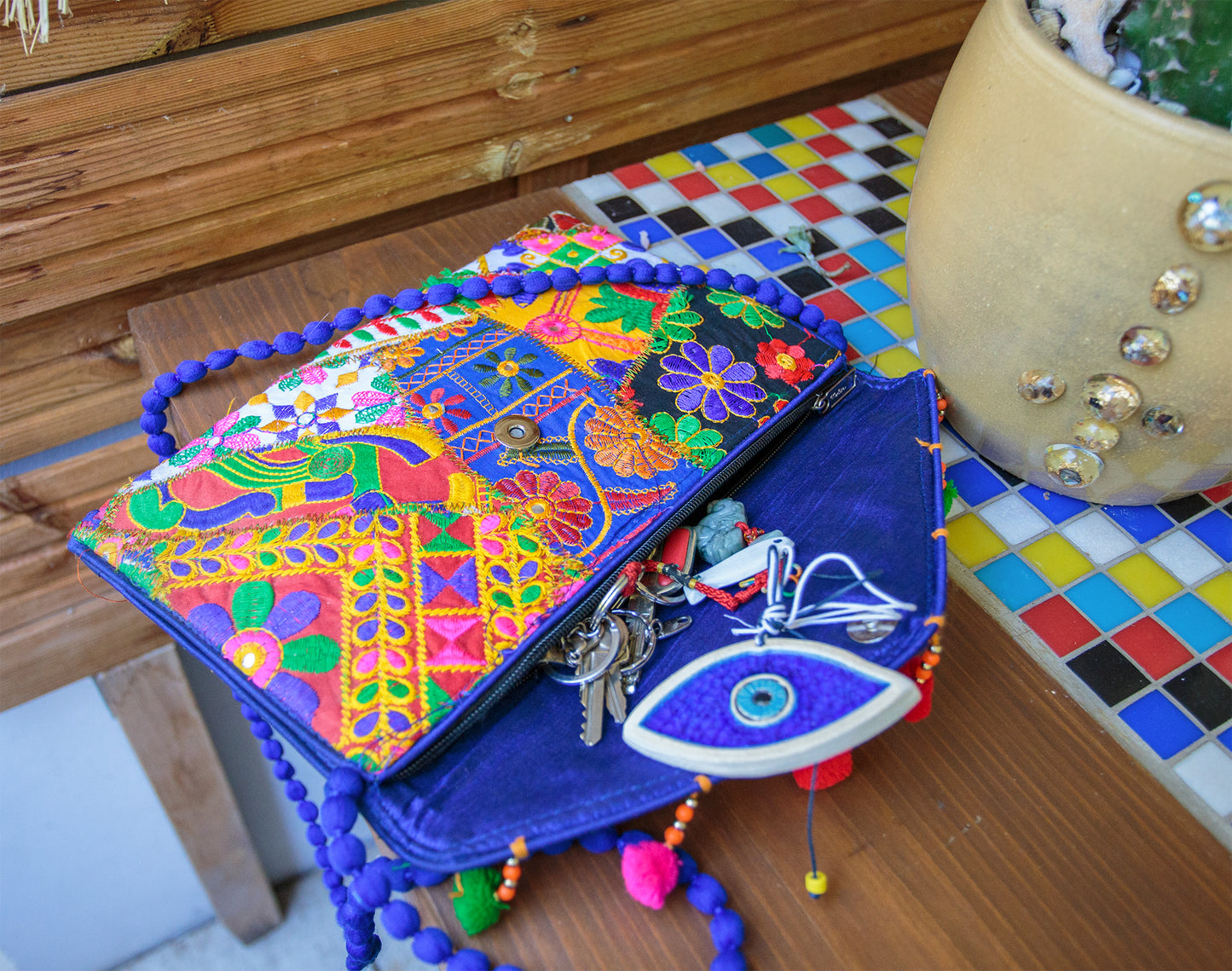 pochette indienne brodée avec coquillage (15*23) - caurisandco