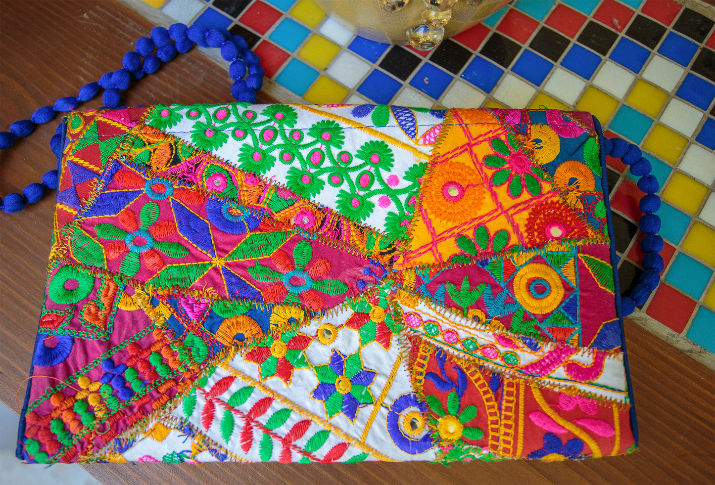 pochette indienne brodée avec coquillage (15*23) - caurisandco