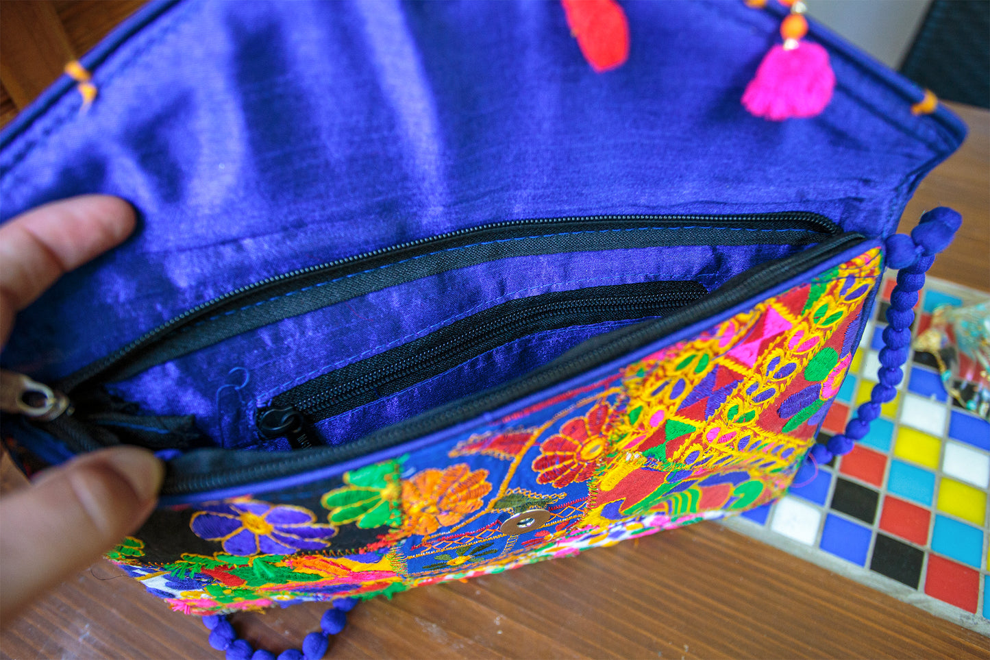 pochette indienne brodée avec coquillage (15*23) - caurisandco