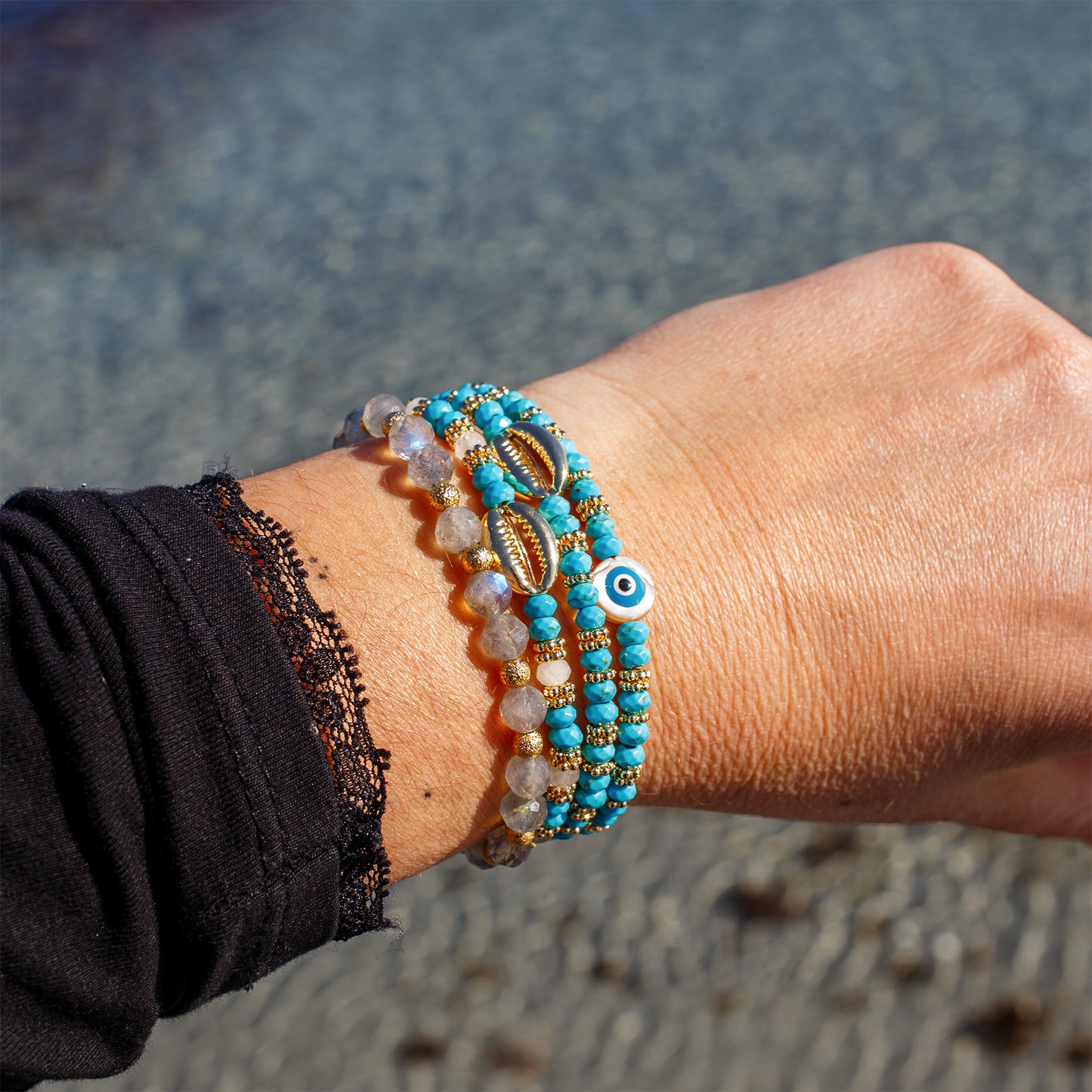 Bracelet femme cauri doré et howlite turquoise - caurisandco