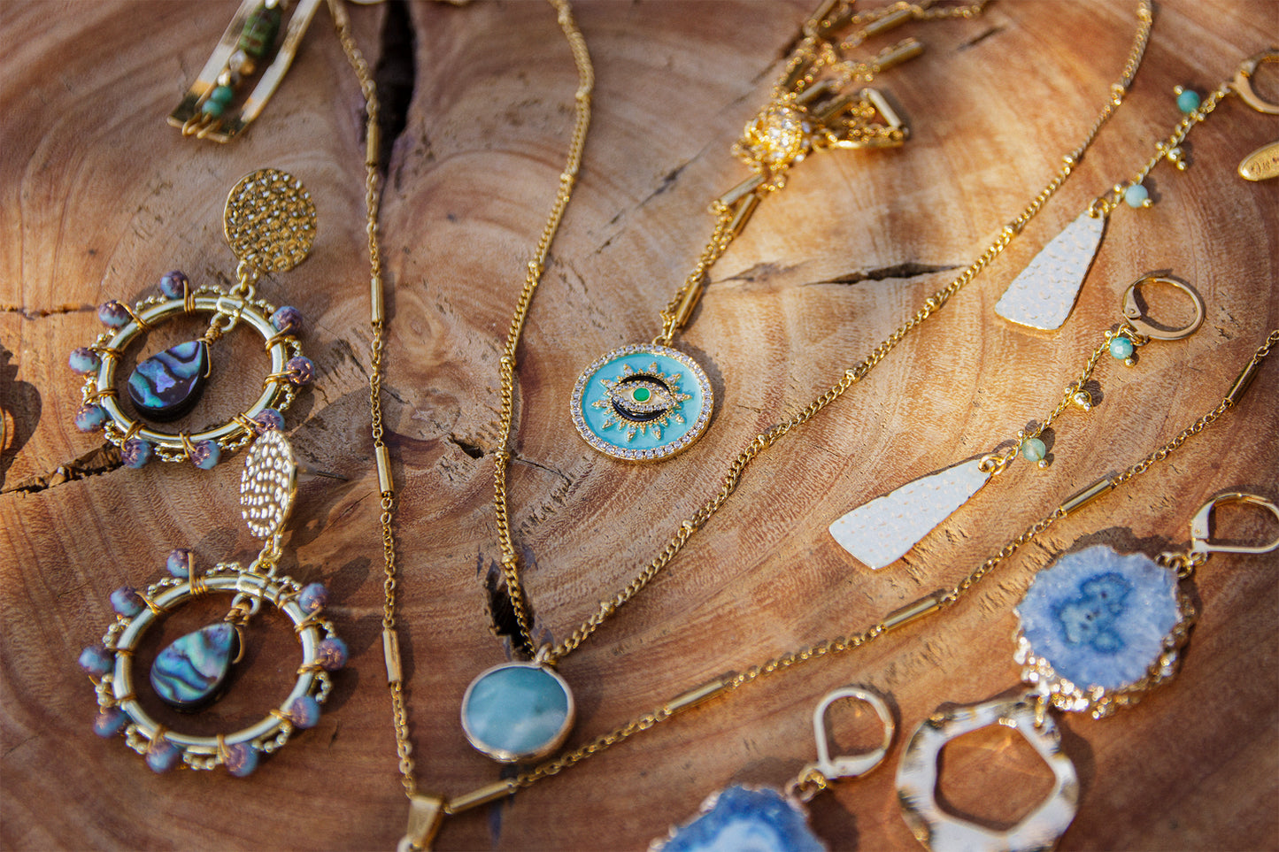 Boucle d'oreille ronde goutte abalone et perle en verre - caurisandco