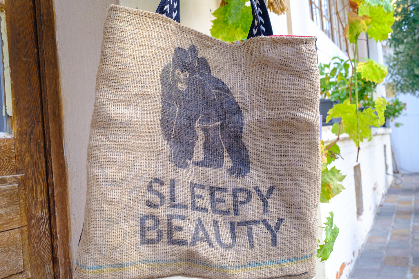 tote bag toile de jute sleepy beauty et visage africain avec coquillage brodé 45*45 cm doublure batik PIECE UNIQUE - caurisandco