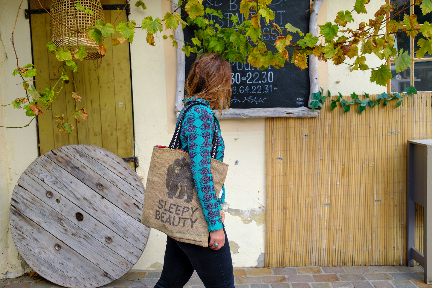 tote bag toile de jute sleepy beauty et visage africain avec coquillage brodé 45*45 cm doublure batik PIECE UNIQUE - caurisandco