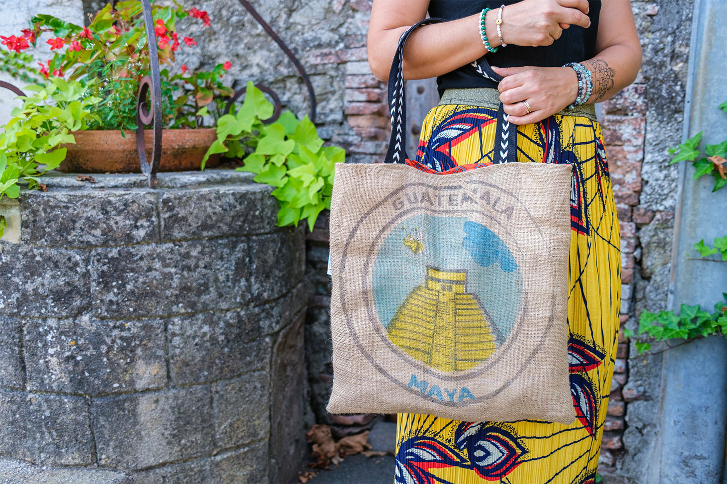 Sac tote bag en toile de jute MAIA 45*45 cm doublure batik - caurisandco