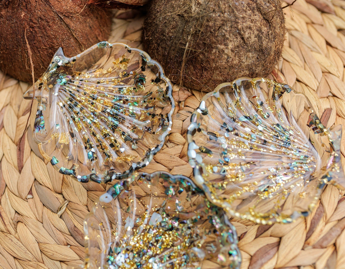 Coupelles en résine époxy en forme de coquillages avec inclusions, réalisées par Cauris & Co