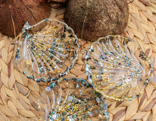 Coupelles en résine époxy en forme de coquillages avec inclusions, réalisées par Cauris & Co