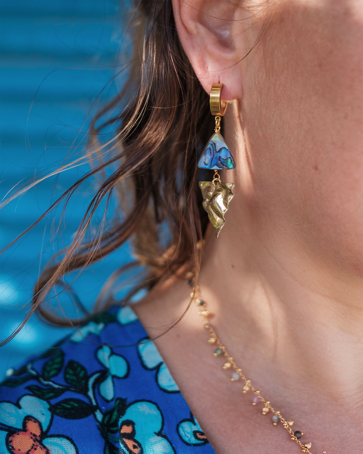 boucle d'oreille géometrique triangle abalone et laiton martelé