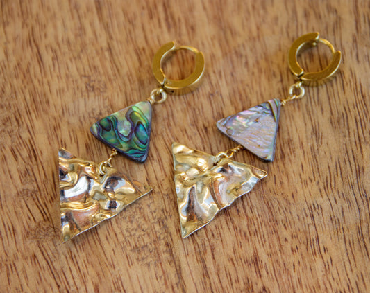 boucle d'oreille géometrique triangle abalone et laiton martelé