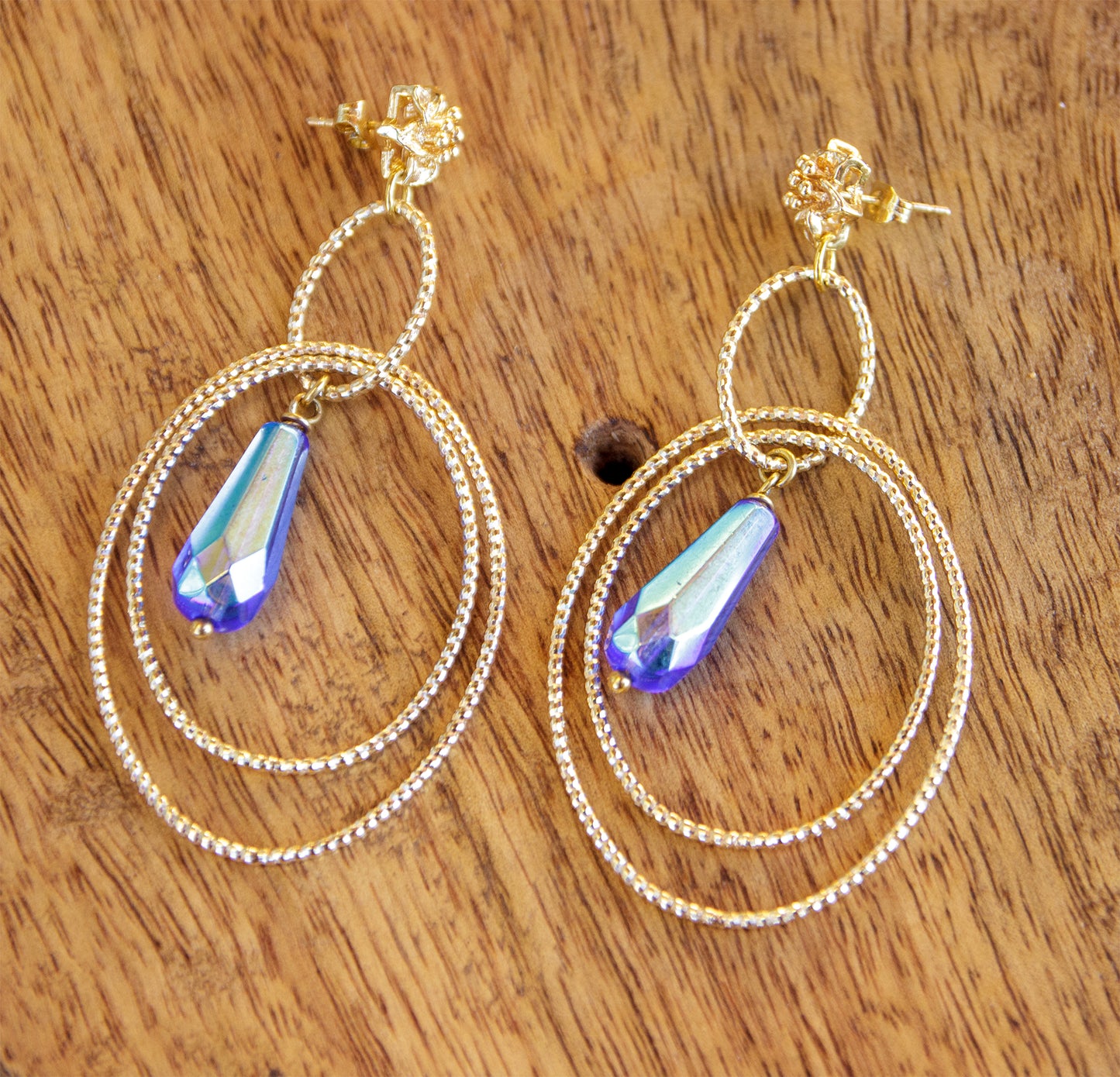 boucle d'oreille en laiton doré géométrique ovale avec goutte en verre bleu