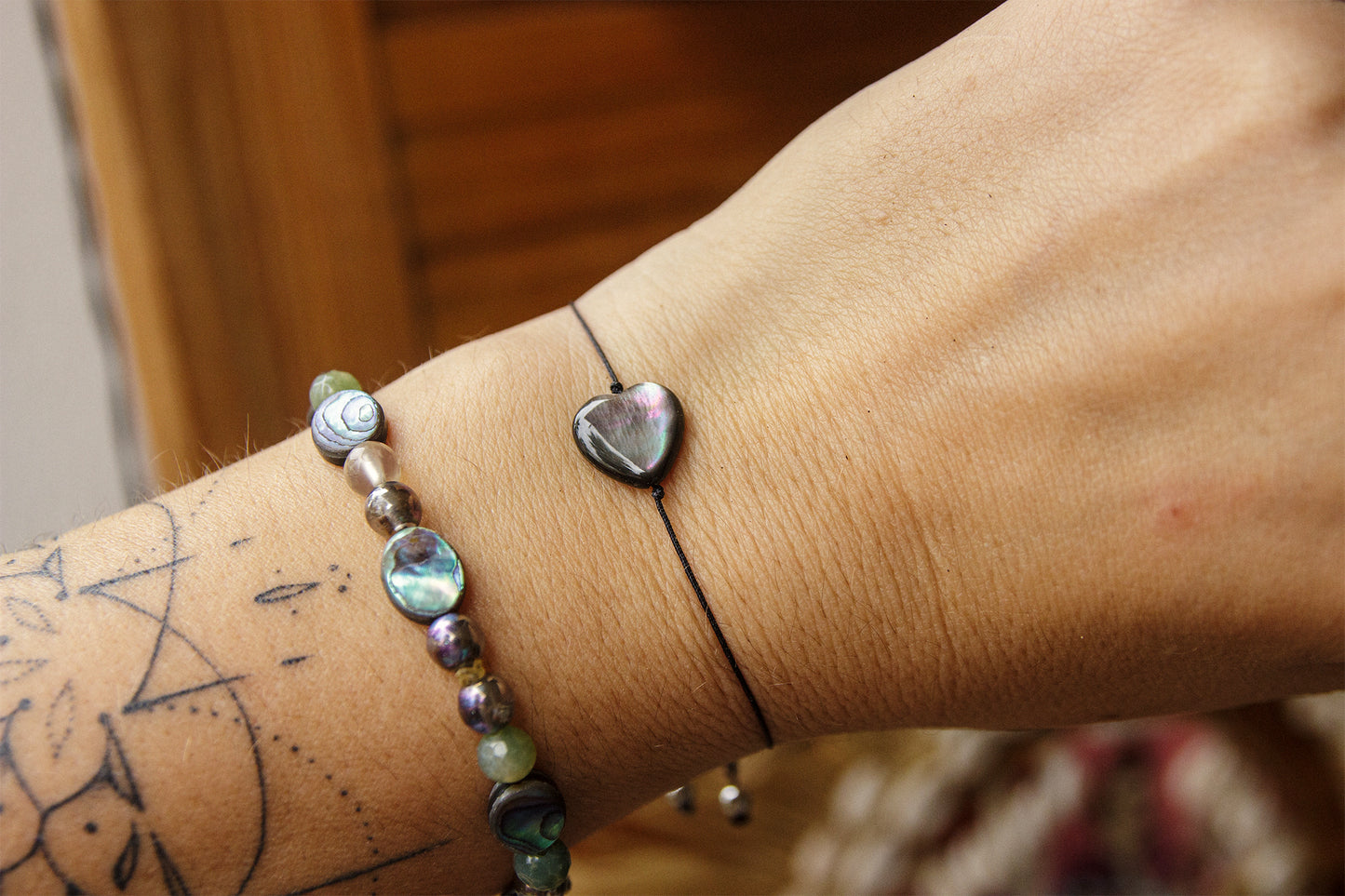 Bracelet Cœur Nacre Foncé Irisé 10mm Réglable Fait Main  Cauris&Co