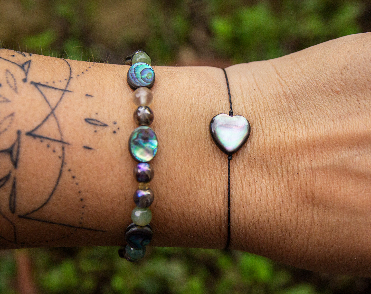 Bracelet Cœur Nacre Foncé Irisé 10mm Réglable Fait Main  Cauris&Co