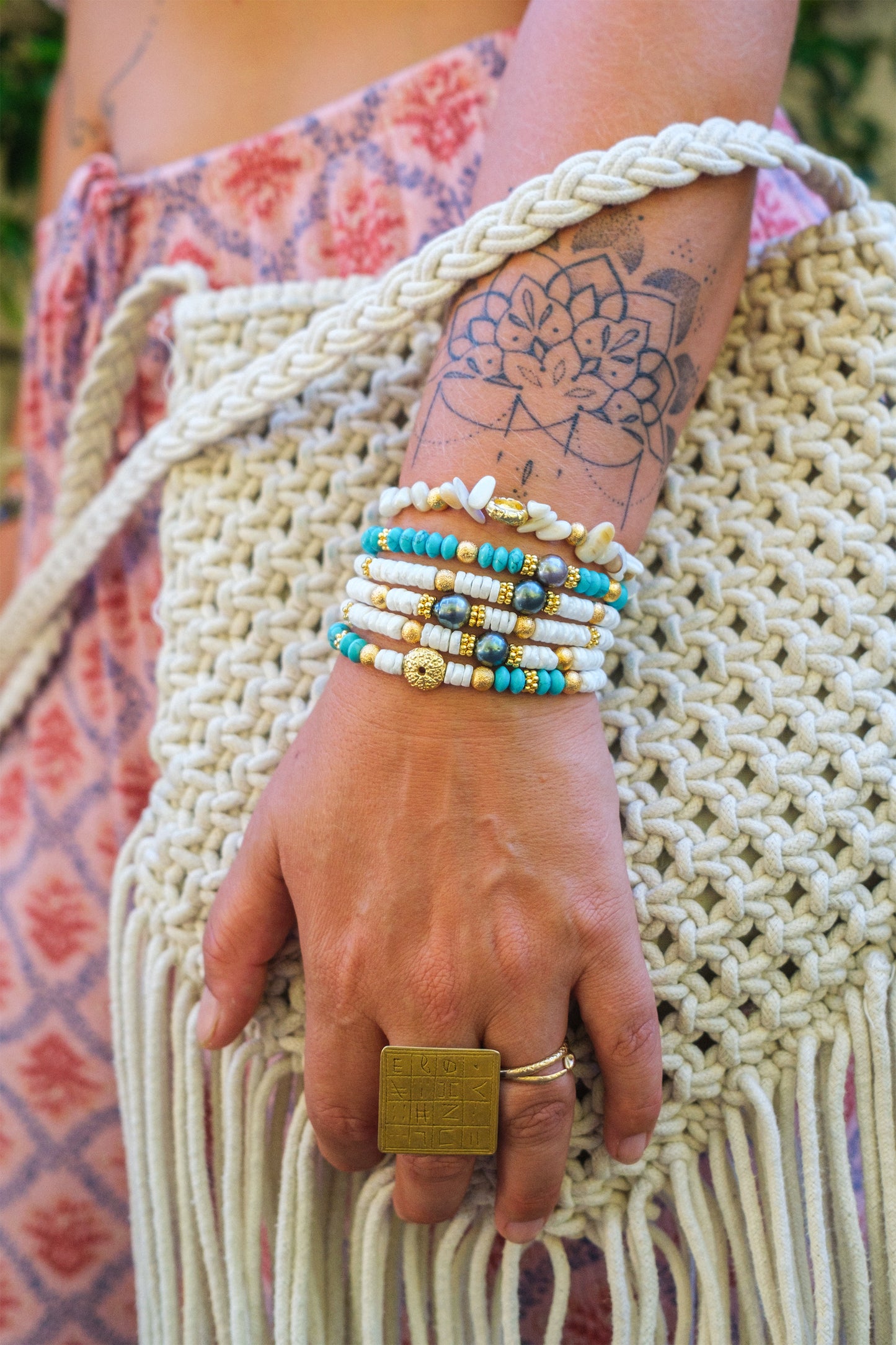 bracelet turquoise et heishi coquillage oursin doré fait main - caurisandco