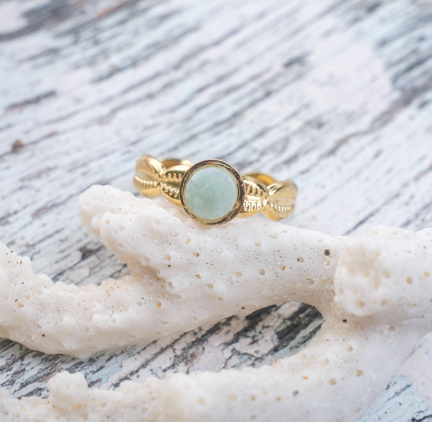 Bague Cauris réglable en acier inox doré – Cabochon nacre, amazonite
