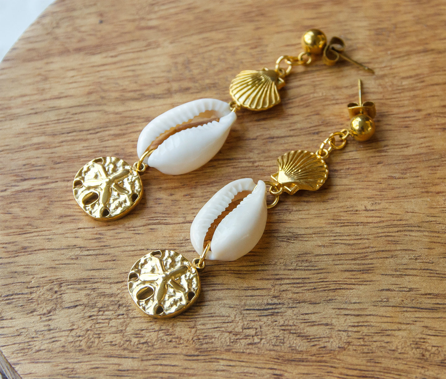 Boucles d’oreilles pendantes bohèmes cauris &  sand dollar