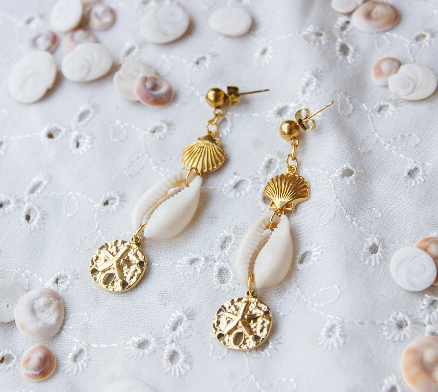 Boucles d’oreilles pendantes bohèmes cauris &  sand dollar