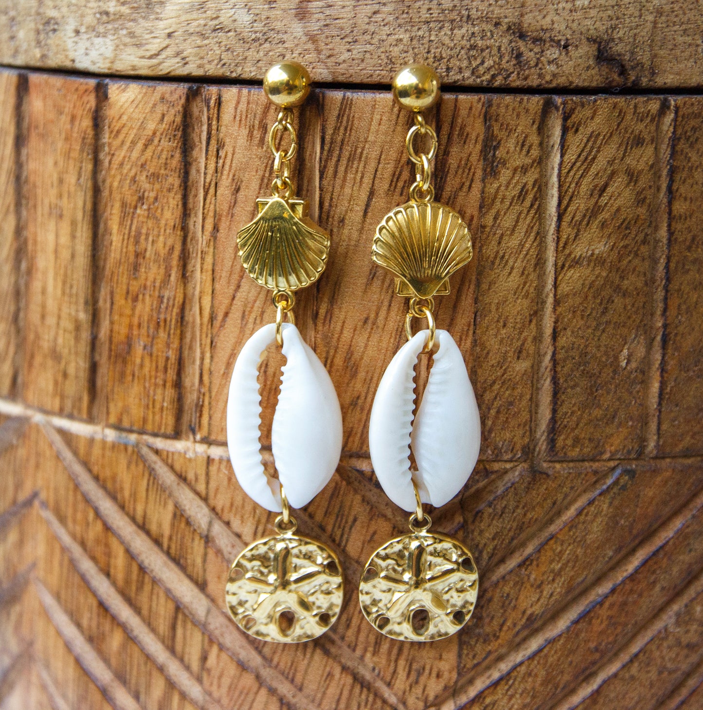 Boucles d’oreilles pendantes bohèmes cauris &  sand dollar