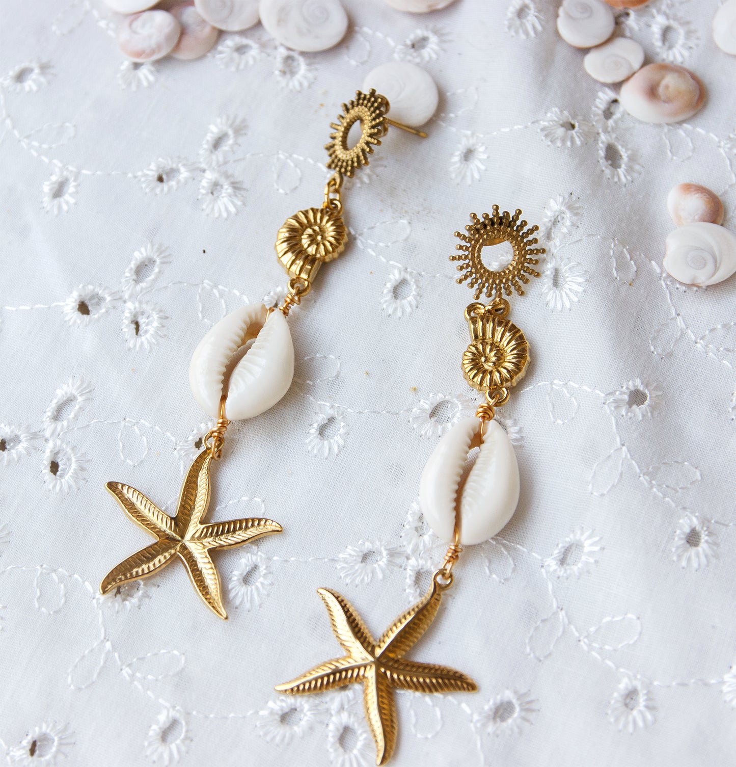 Boucles d’oreilles pendantes bohèmes cauris & étoile de mer