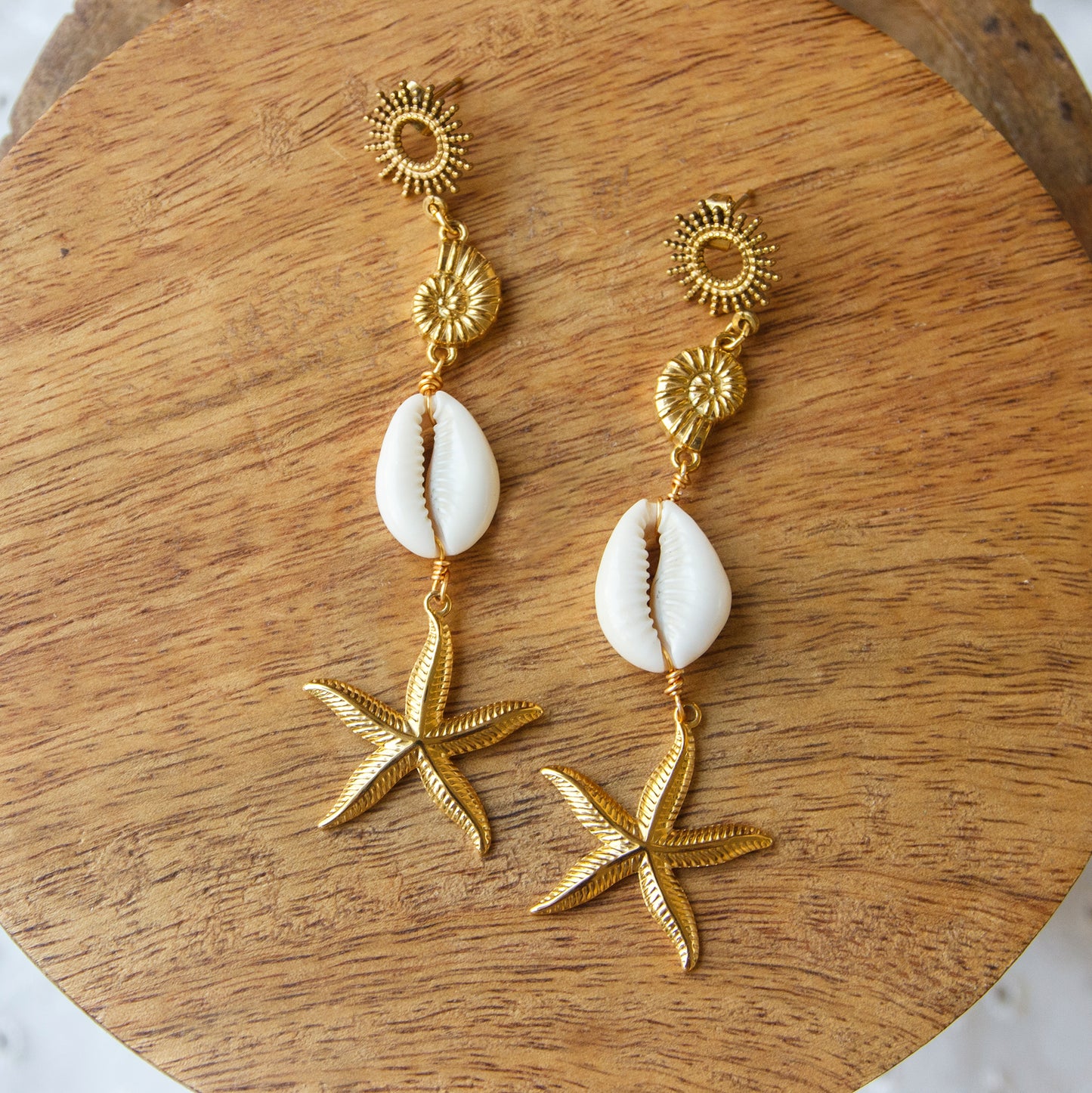 Boucles d’oreilles pendantes bohèmes cauris & étoile de mer