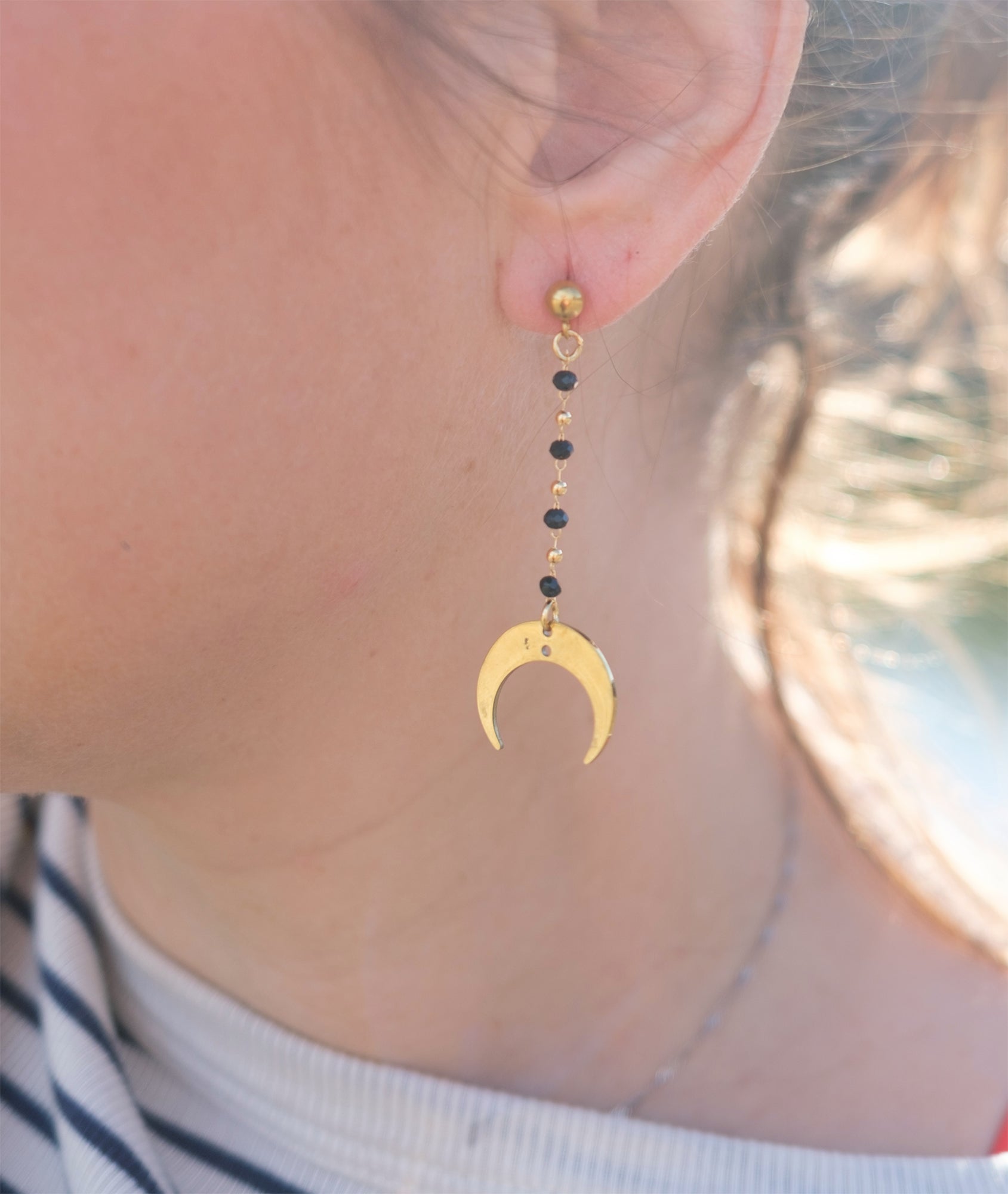 Boucles d'oreilles pendante lune et chaine rosaire noire - caurisandco