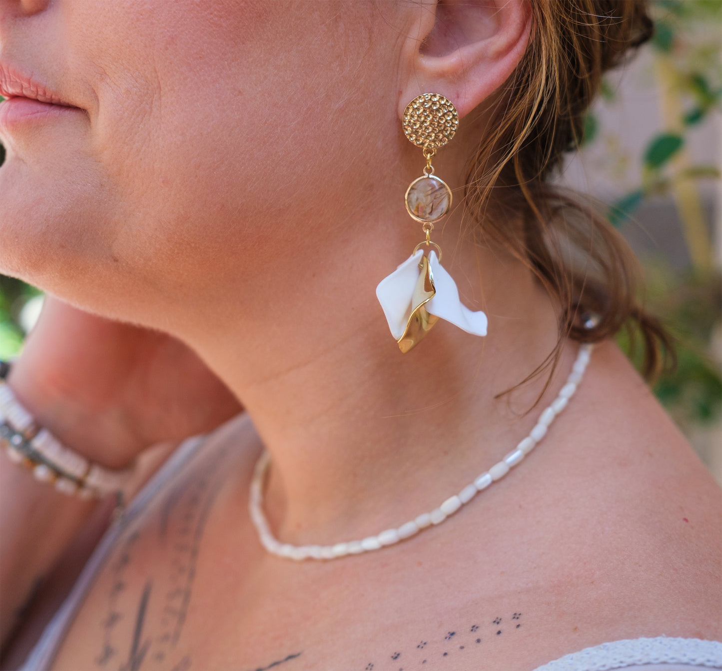 Boucles d'oreilles abalone et pétale blanche et doré - caurisandco