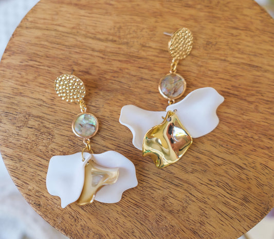 Boucles d'oreilles abalone et pétale blanche et doré - caurisandco