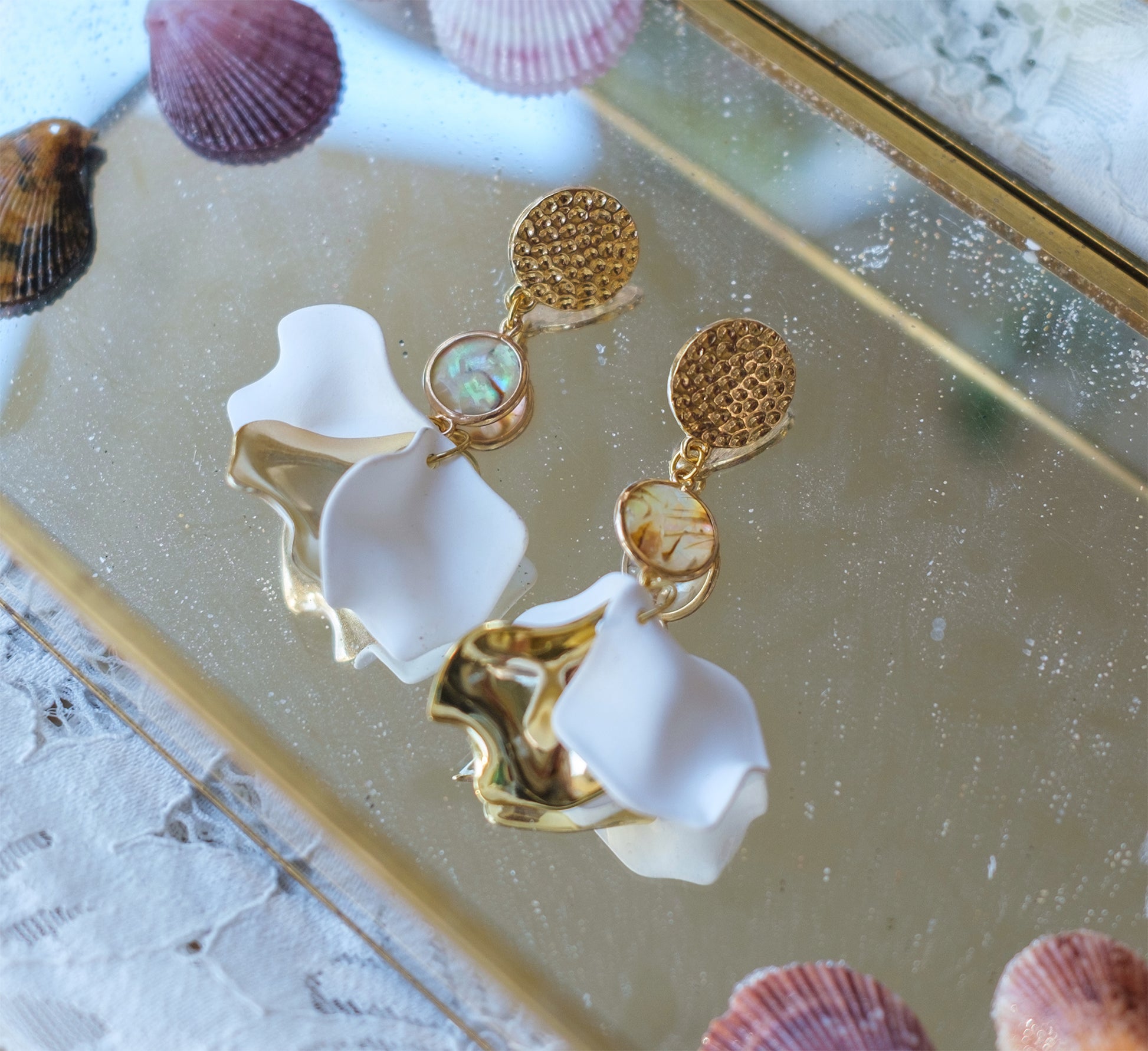 Boucles d'oreilles abalone et pétale blanche et doré - caurisandco