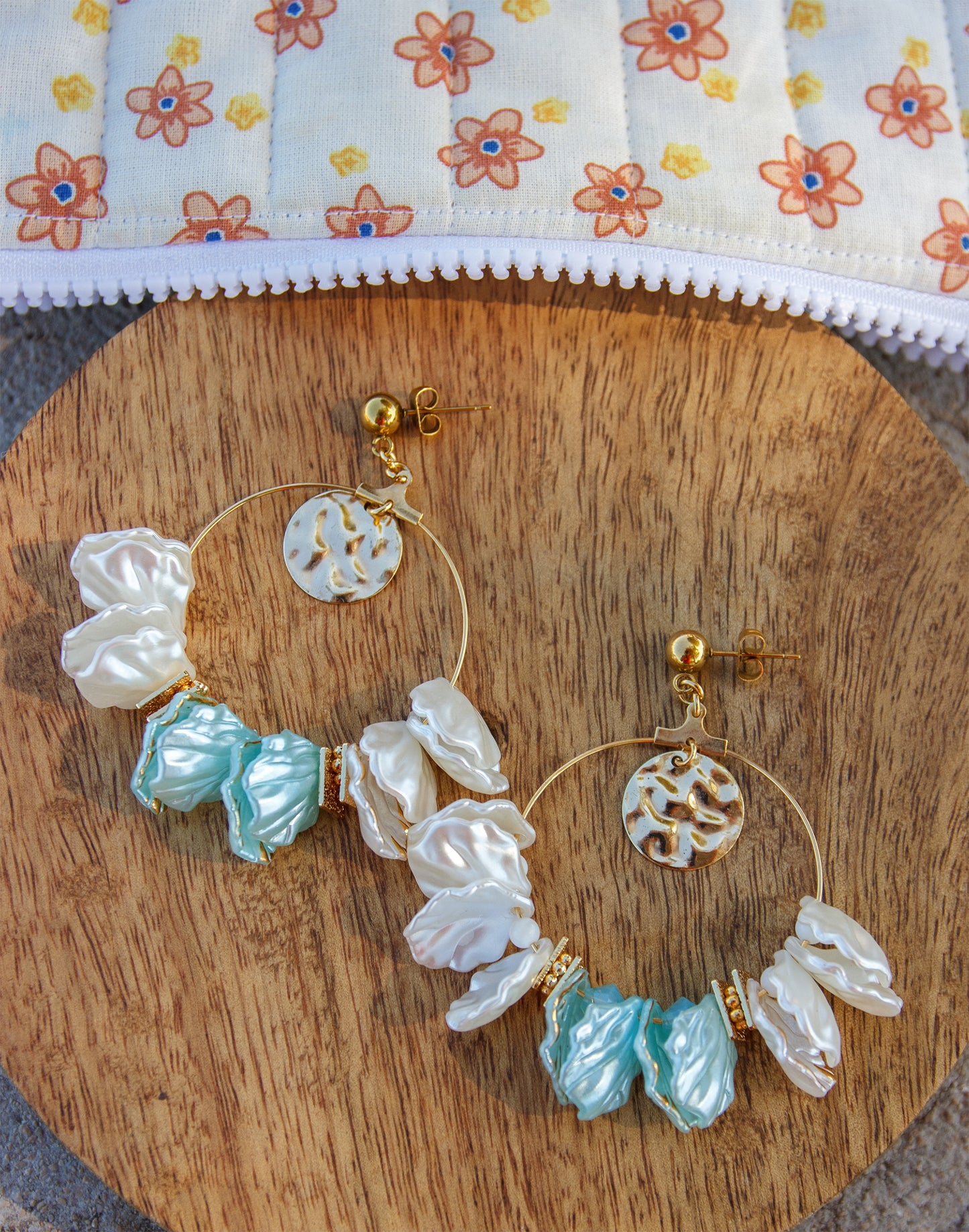 Boucles d’oreilles pétale de fleurs blanche et bleu