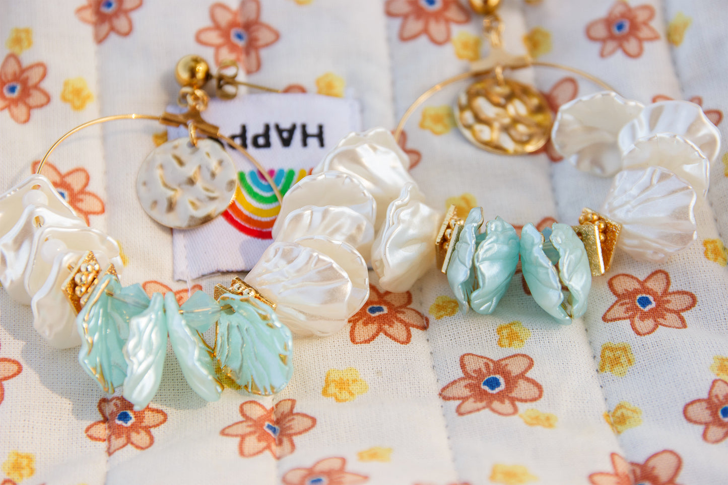 Boucles d’oreilles pétale de fleurs blanche et bleu